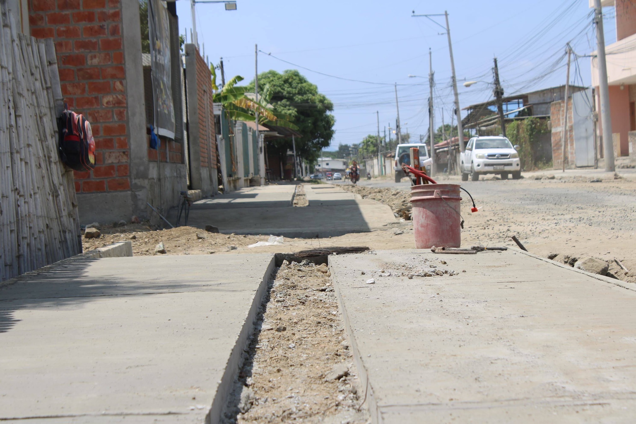 Avanza la construcción de aceras en la calle San Pedro para mejorar la seguridad peatonal
