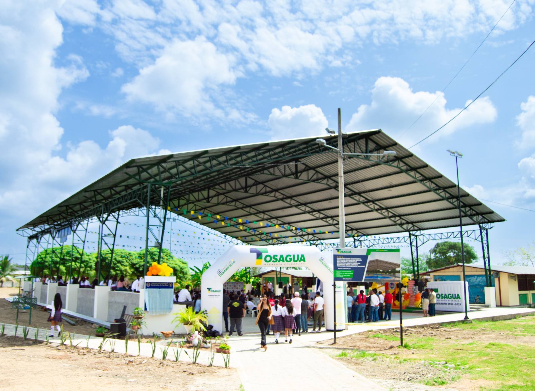 GAD Tosagua inaugura cubierta metálica N.° 5 en la Unidad Educativa Santa Luisa de Marillac