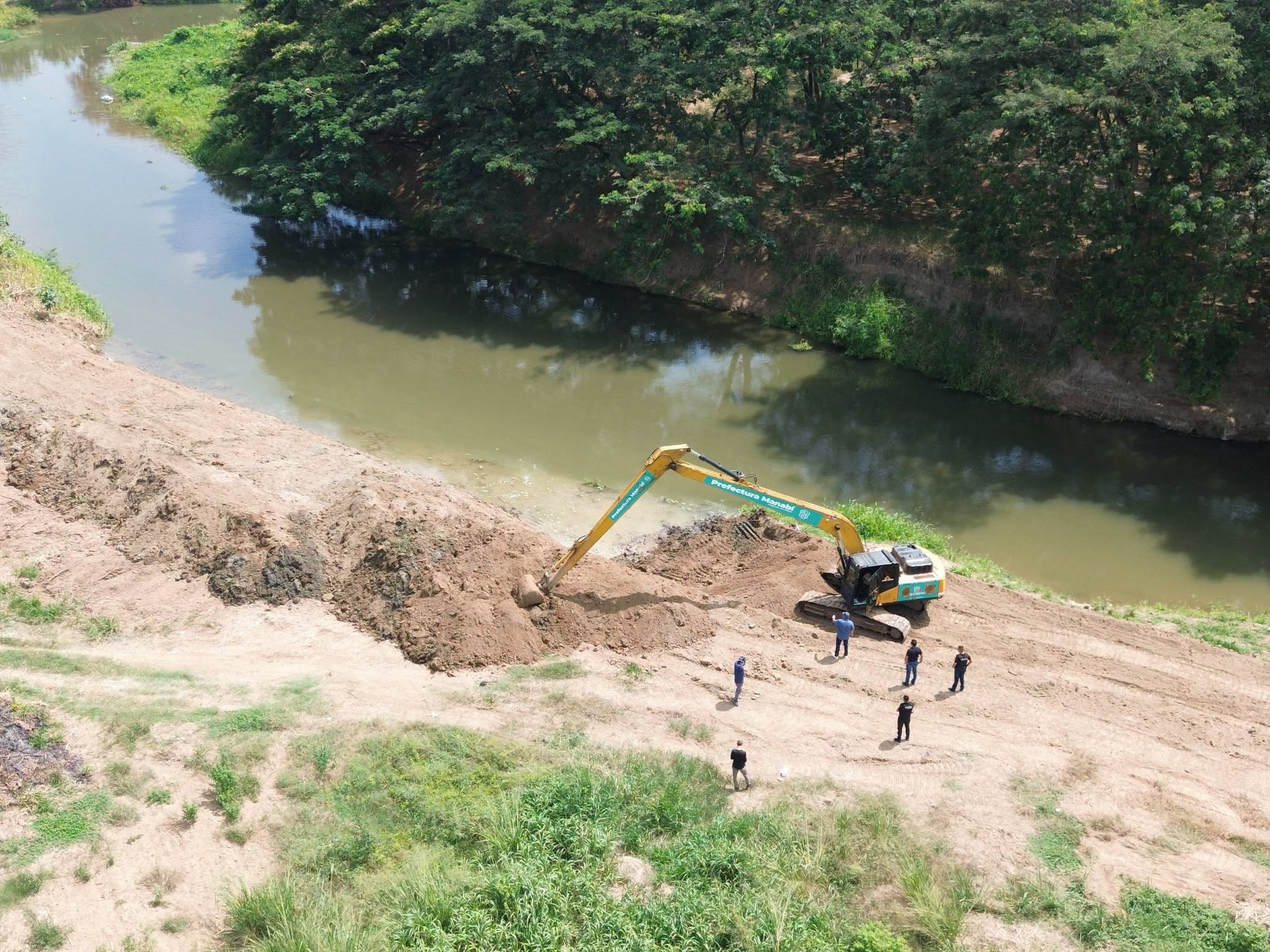 Avanzan los trabajos de limpieza en el río Carrizal