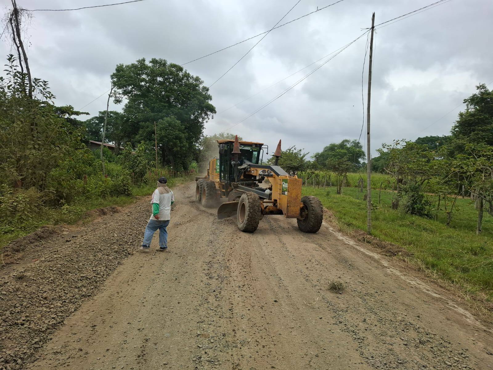 GAD Tosagua ejecuta trabajos de mejoramiento vial en Las Guaijas y La Carmelita